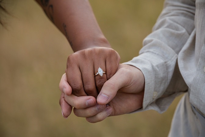 Anillo de Promesa: ¿Qué significa, en qué mano va y cómo entregarlo? (Guía 2026) - Foto 1