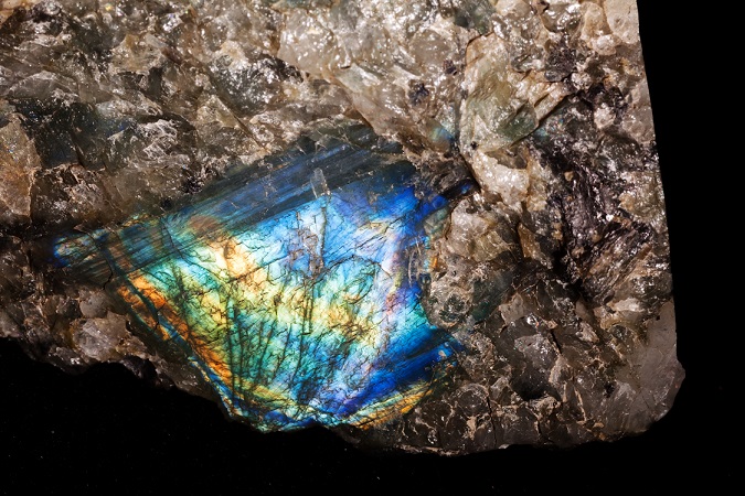 Labradorita: Propiedades, la "Piedra de las Brujas" y sus Riesgos Ocultos - Foto 1