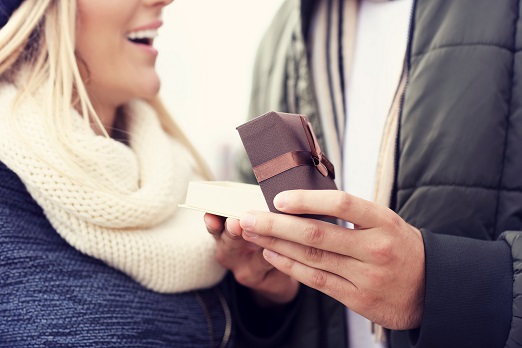 ¿Da mala suerte regalar un anillo a tu pareja? (El Mito)