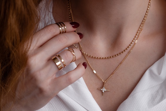 ¿Qué significa llevar un anillo colgado al cuello en una cadena? - Foto 1