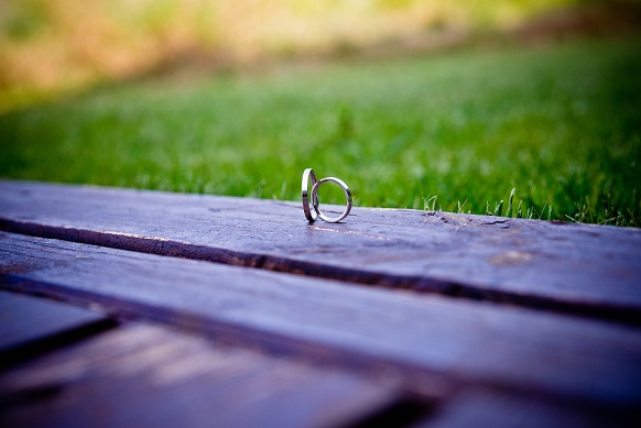 ¿Qué significa encontrarse un anillo? ¿Buena suerte o Karma?